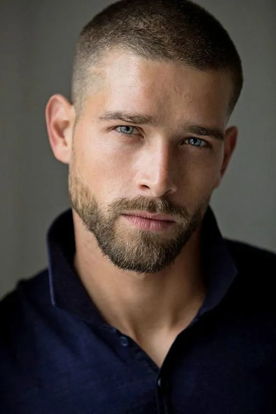 Corte masculino super curto com barba